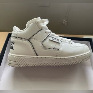 JEANS COUTURE LEATHER MEYSSA SNEAKERS WITH PRINTED CONTRASTING LOGO SIZE 6